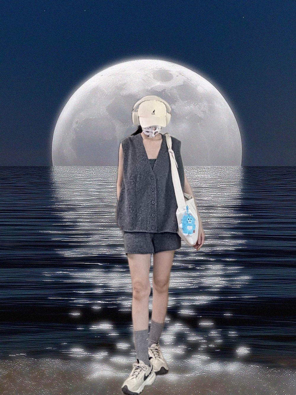 グレー系のベスト、グレー系のキャミソール、グレー系のジャケット/アウターを着用したレディースの春コーディネートの2枚目の写真