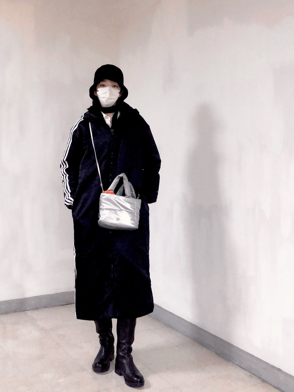 ホワイト系のシャツ/ブラウス、ブラック系のジャケット/アウター、ブラック系のスーツジャケットを着用したレディースの冬コーディネートの3枚目の写真