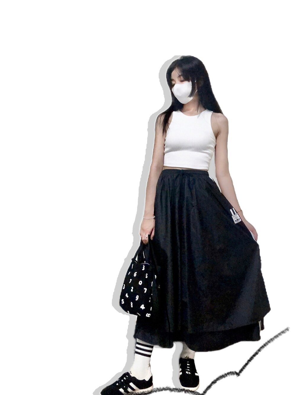 ホワイト系のチューブトップ、ブラック系のスカート、ブラック系のバッグを着用したレディースの夏コーディネートの3枚目の写真