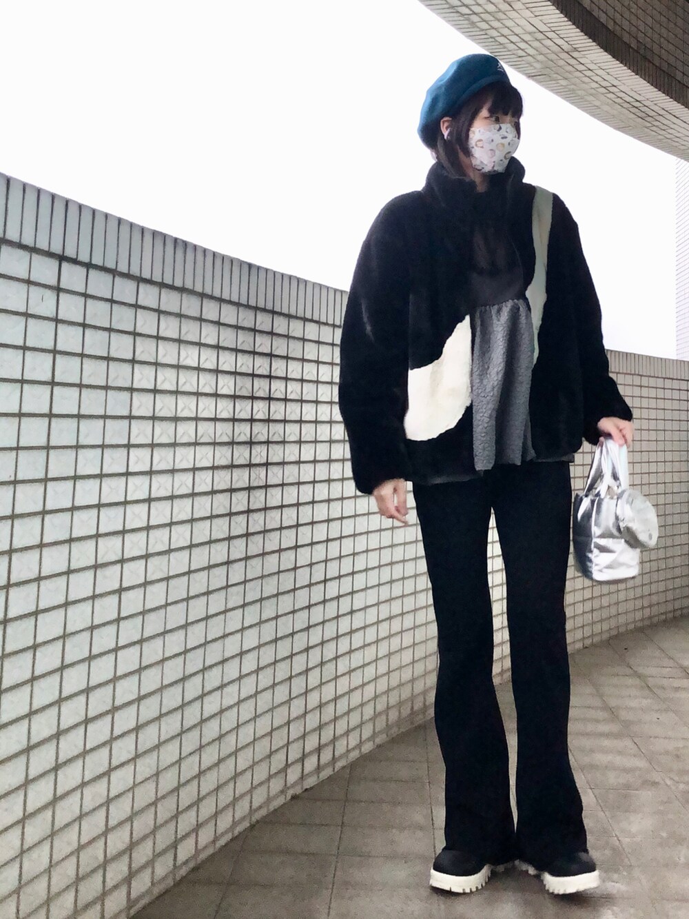 ブラック系のその他アウター、ブラック系のレインシューズ、ブラック系のパンツを着用したレディースの冬コーディネートの3枚目の写真