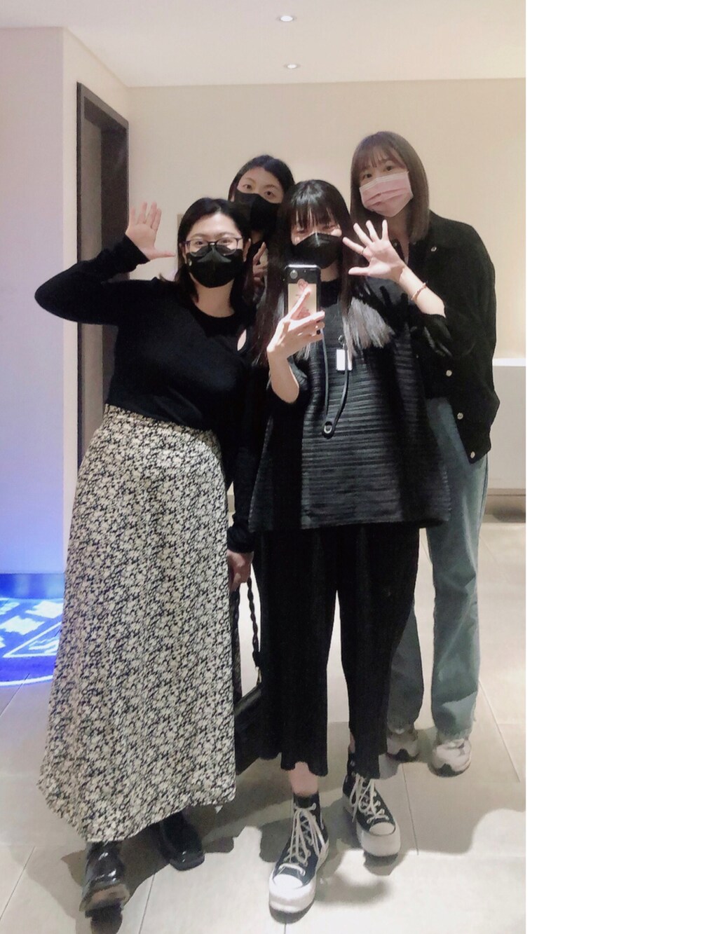 ブラック系のトップス、ブラック系のバックパック/リュック、ブラック系のシューズを着用したレディースの冬コーディネートの3枚目の写真