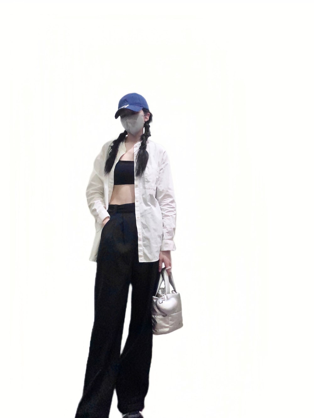 ブルー系のスニーカー、ブラック系のチューブトップ、ブラック系のスーツパンツを着用したレディースの夏コーディネートの3枚目の写真