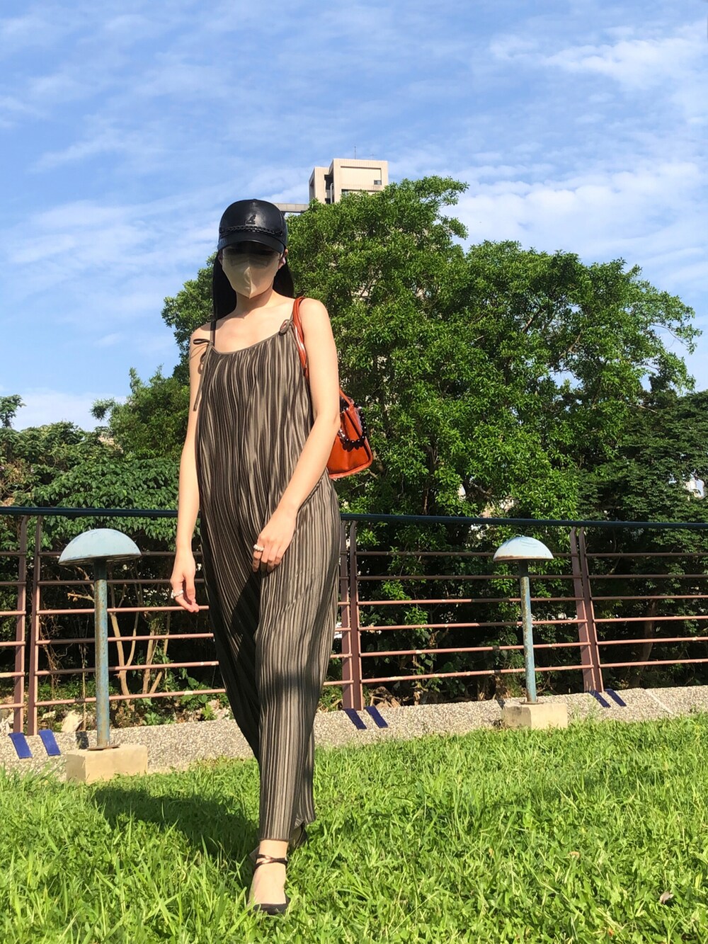 グリーン系のジャンパースカート、その他のショルダーバッグ、その他のクラッチバッグを着用したレディースの春コーディネートの3枚目の写真
