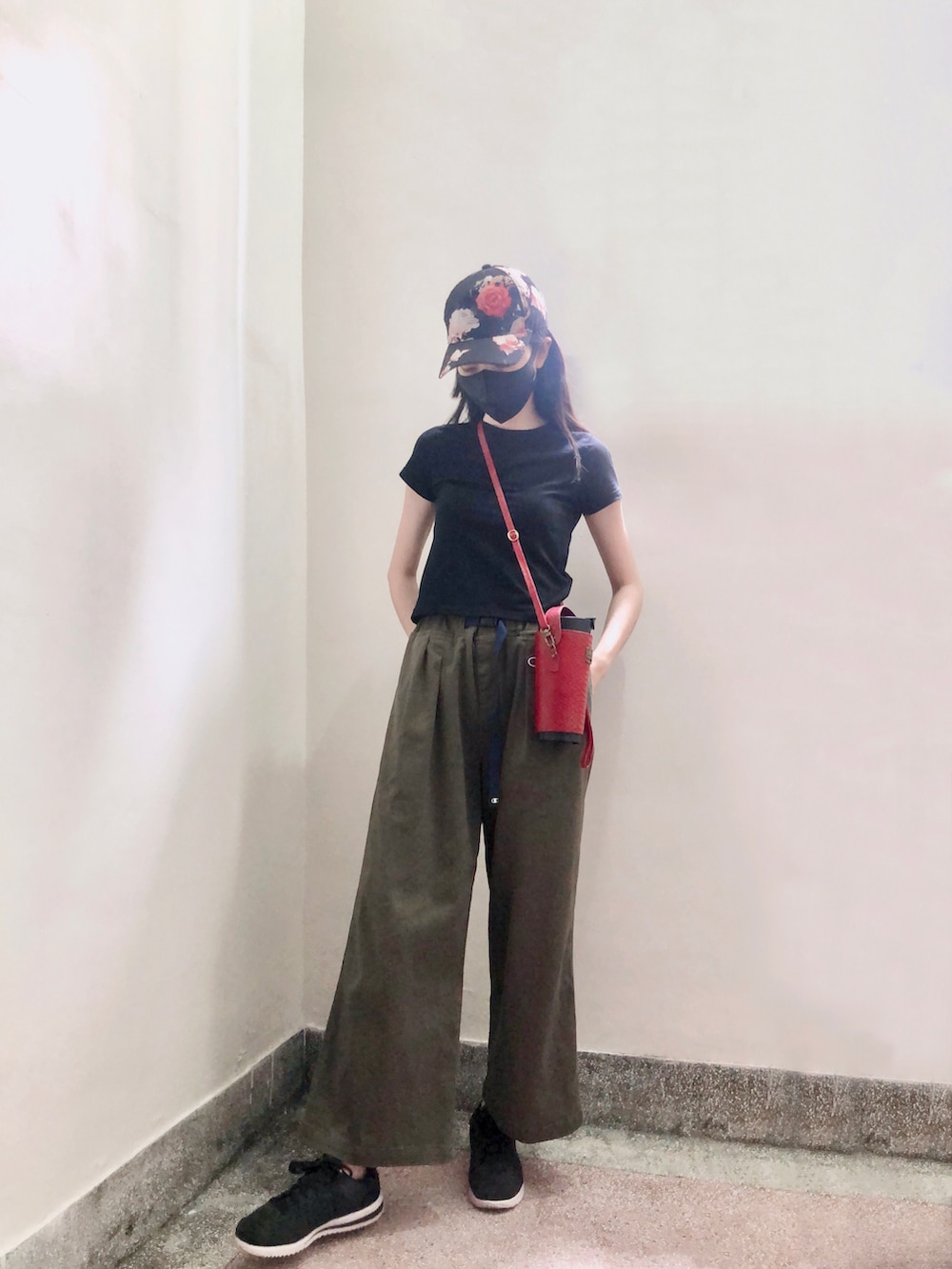 ブラック系のTシャツ/カットソー、グリーン系のその他パンツ、ホワイト系のスニーカーを着用したレディースの秋コーディネートの2枚目の写真