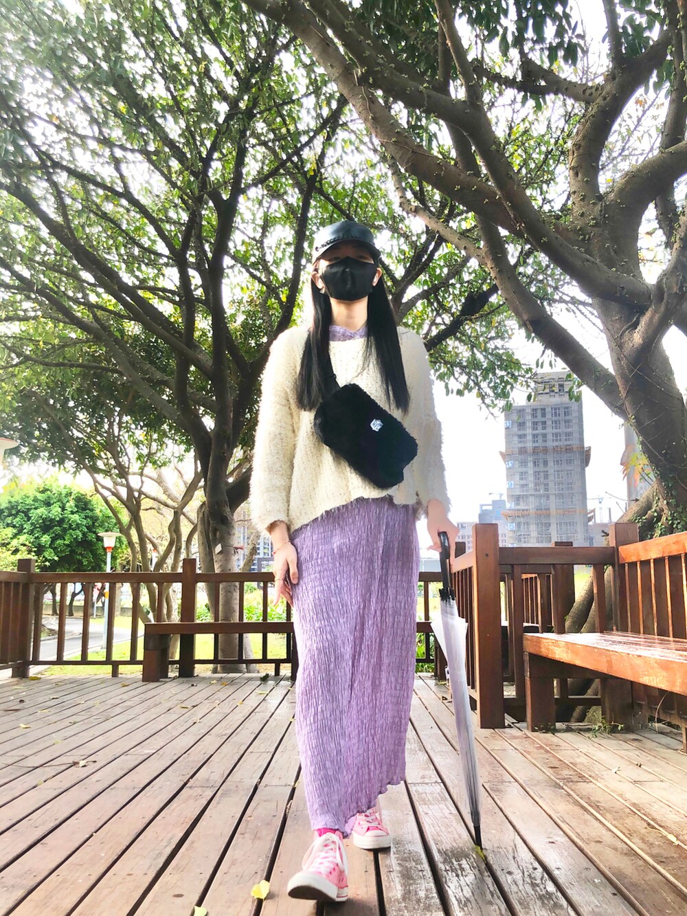 ホワイト系のニット/セーター、ブラック系のボディバッグ/ウエストポーチ、パープル系のワンピースを着用したレディースの春コーディネートの3枚目の写真