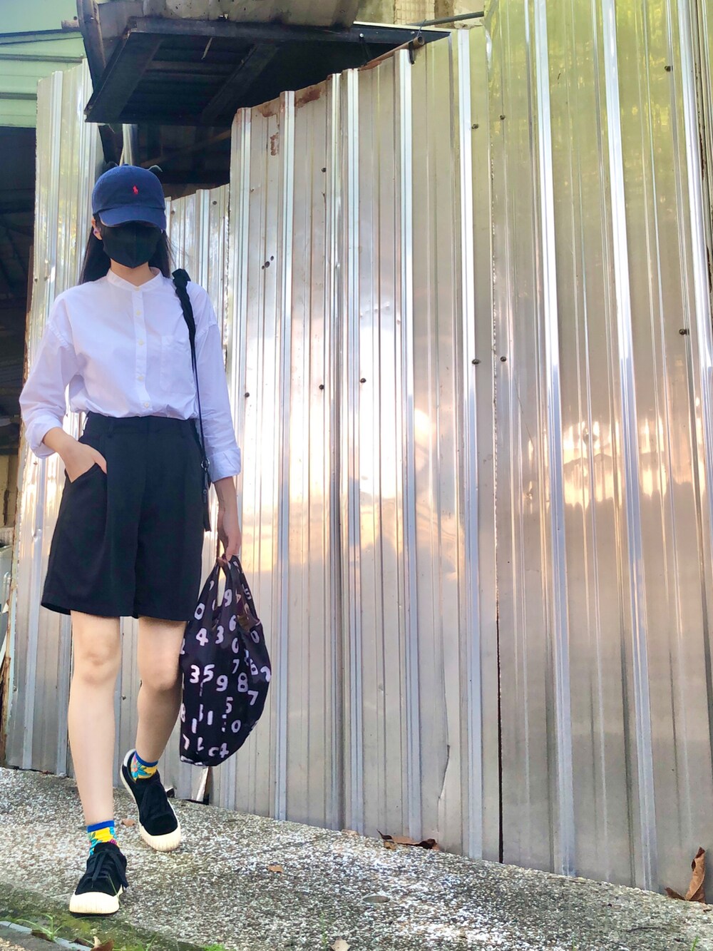 ブラック系のバッグ、ブラック系のカーゴパンツ、ブラック系のバッグを着用したレディースの夏コーディネートの3枚目の写真