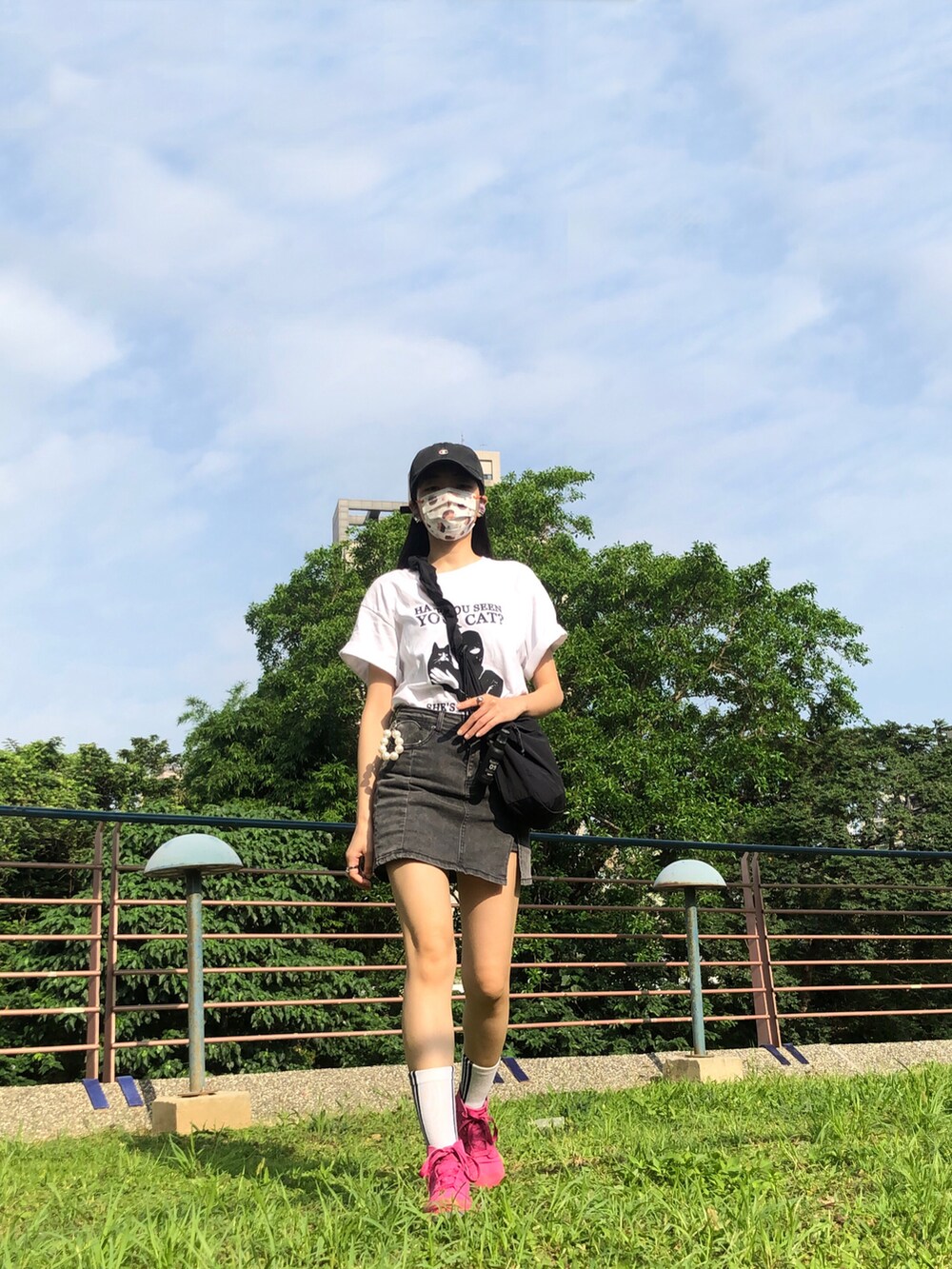 ホワイト系のTシャツ/カットソー、ブラック系のバッグ、その他のレインシューズを着用したレディースの夏コーディネートの2枚目の写真