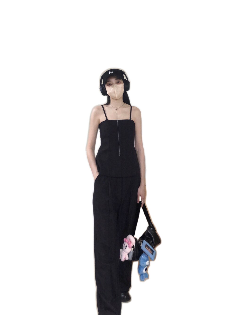 パープル系のスーツベスト、パープル系のスーツパンツ、その他のショルダーバッグを着用したレディースの夏コーディネートの2枚目の写真