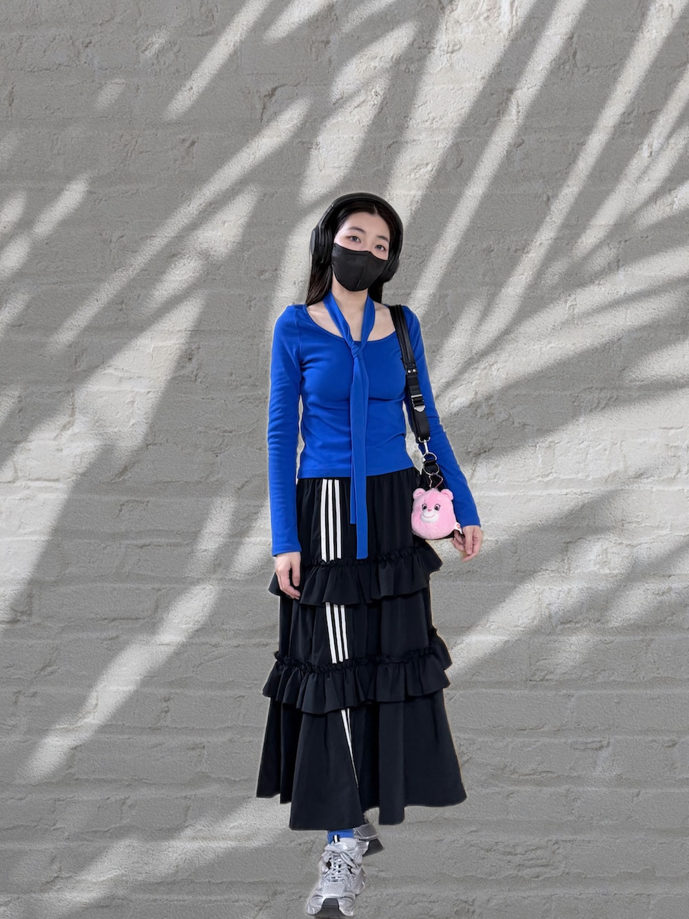 ブルー系のトップス、ブラック系のノーカラージャケット、ブラック系のスカートを着用したレディースの冬コーディネートの3枚目の写真