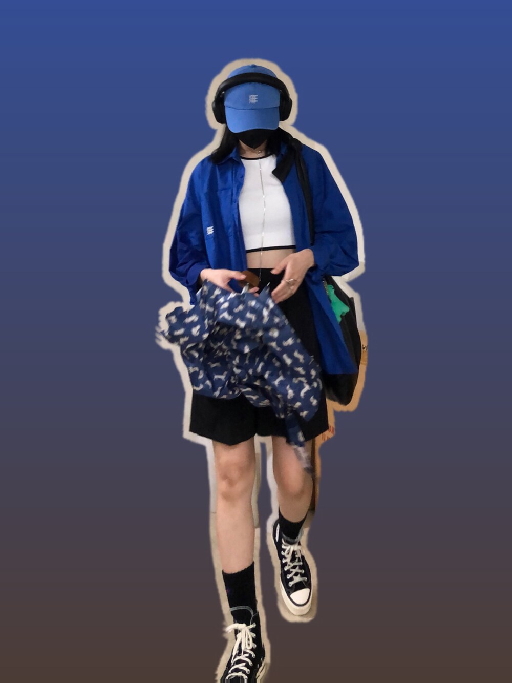 ブルー系のシャツ/ブラウス、ブラック系のカーゴパンツ、ブラック系のショルダーバッグを着用したレディースの春コーディネートの3枚目の写真