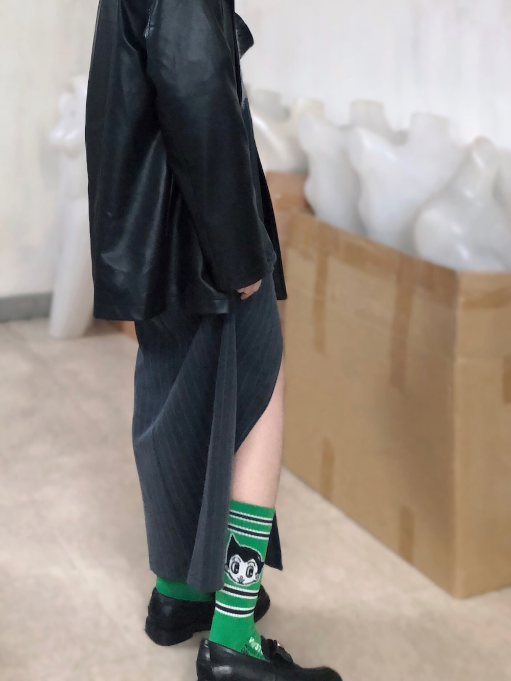 ブラック系のスーツジャケット、グレー系のスーツジャケット、グレー系のスーツスカートを着用したレディースの春コーディネートの3枚目の写真