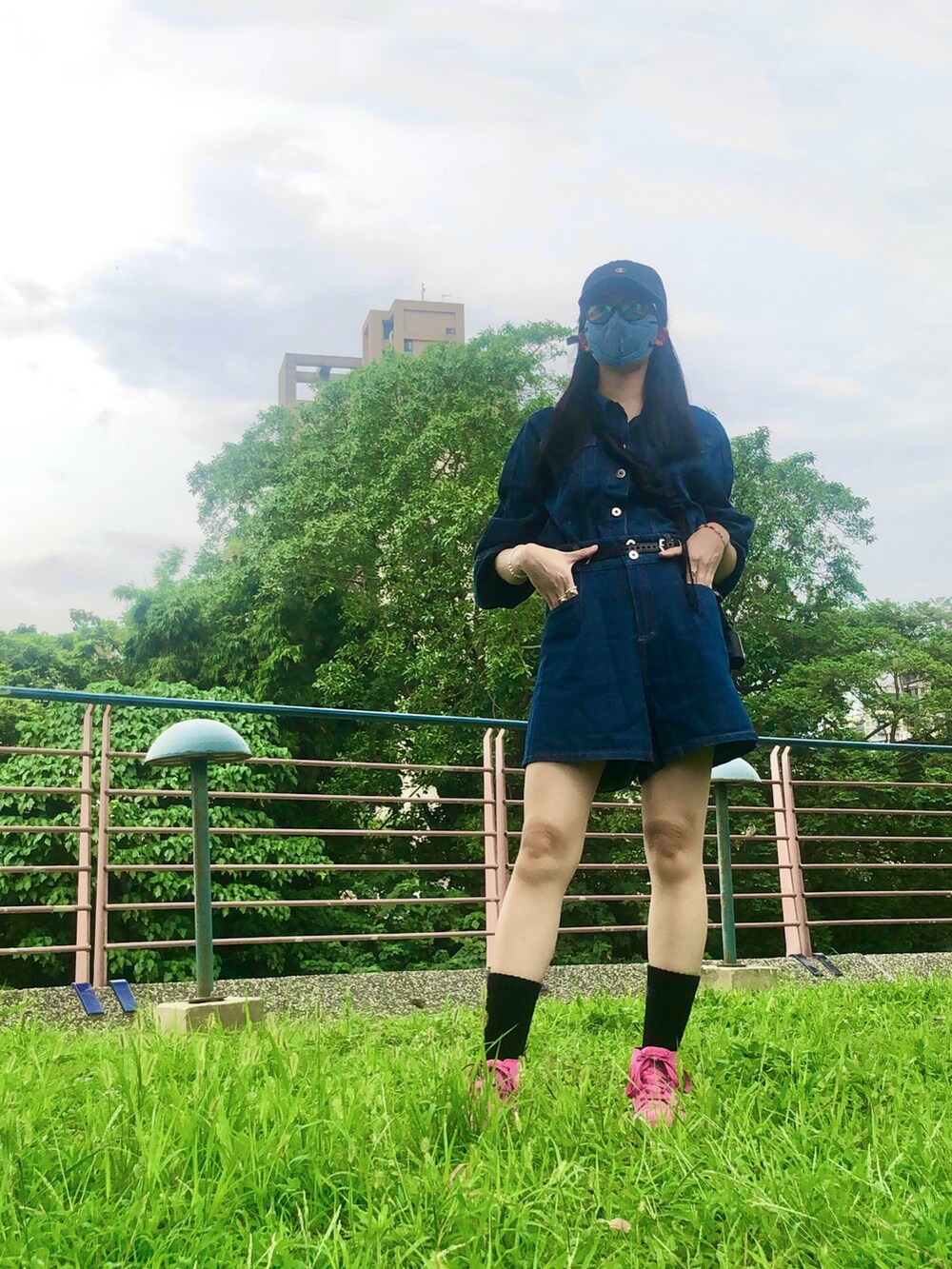 ブルー系のデニムジャケット、ブラック系のバッグ、その他のレインシューズを着用したレディースの夏コーディネートの2枚目の写真