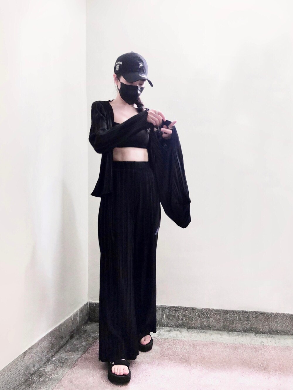 ブラック系のキャミソール、その他のノーカラージャケット、ブラック系のパンツを着用したレディースの春コーディネートの3枚目の写真