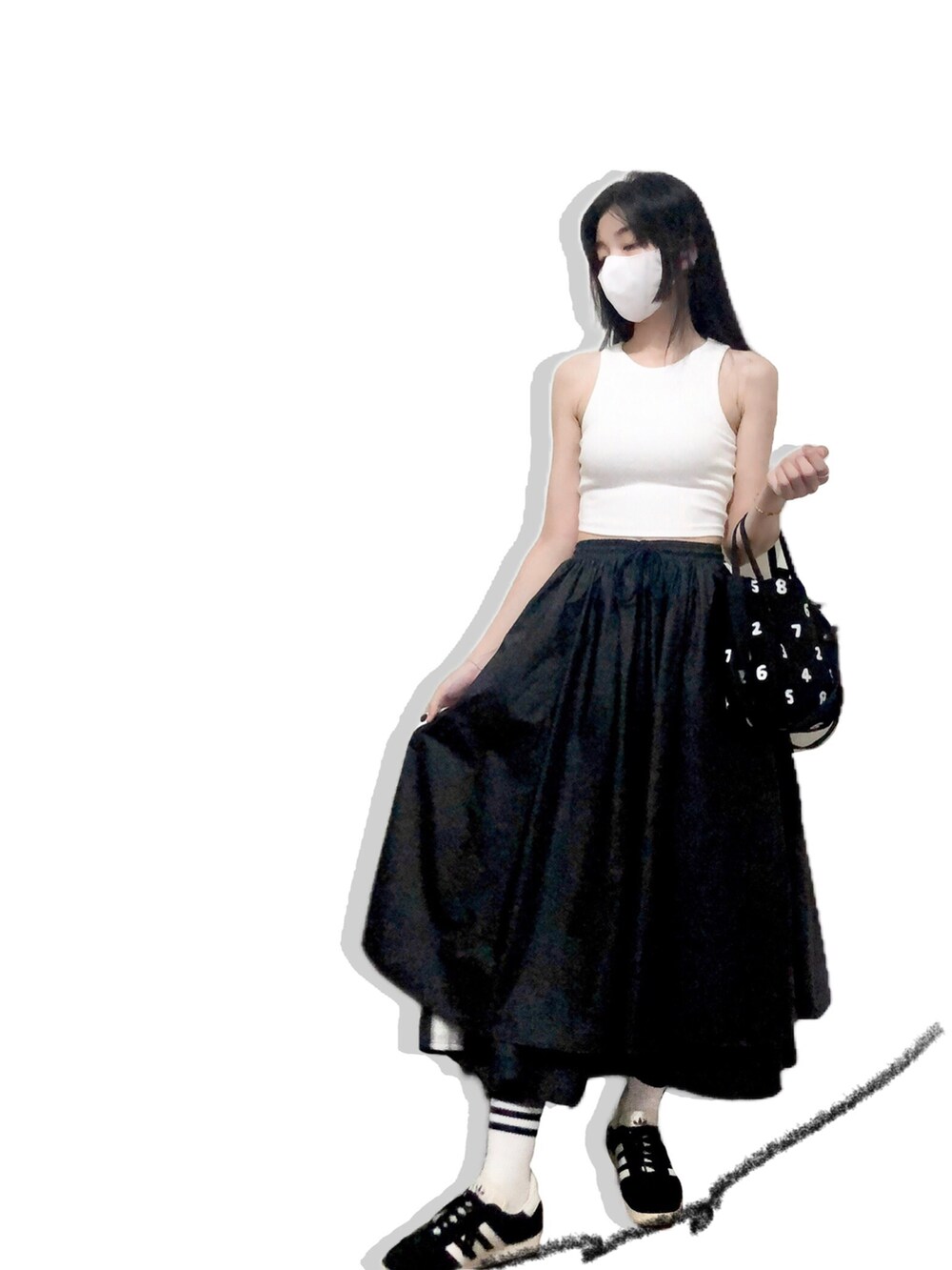 ホワイト系のチューブトップ、ブラック系のスカート、ブラック系のバッグを着用したレディースの夏コーディネートの2枚目の写真