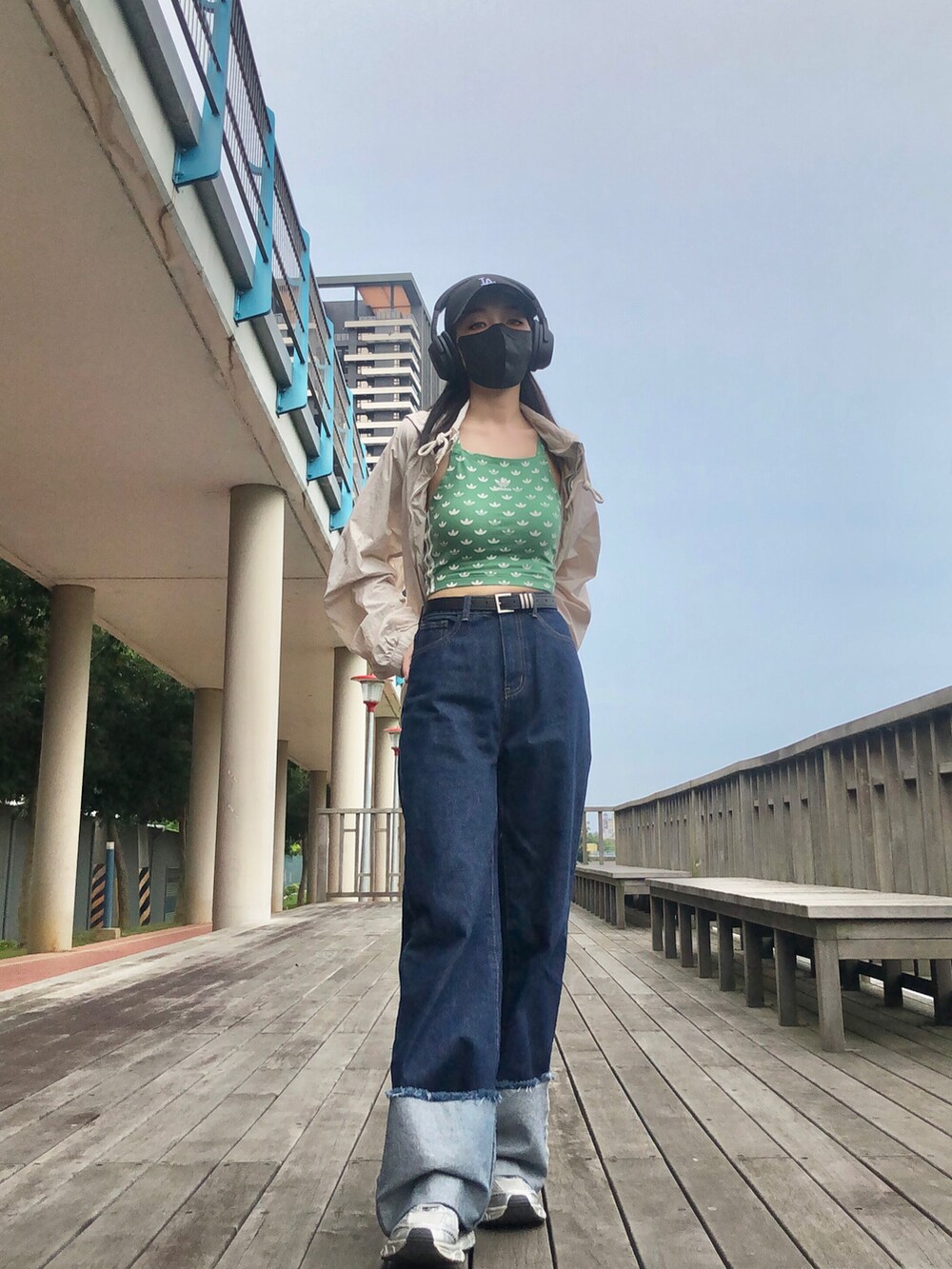グリーン系のタンクトップ、その他のその他アウター、ブルー系のその他アウターを着用したレディースの夏コーディネートの3枚目の写真