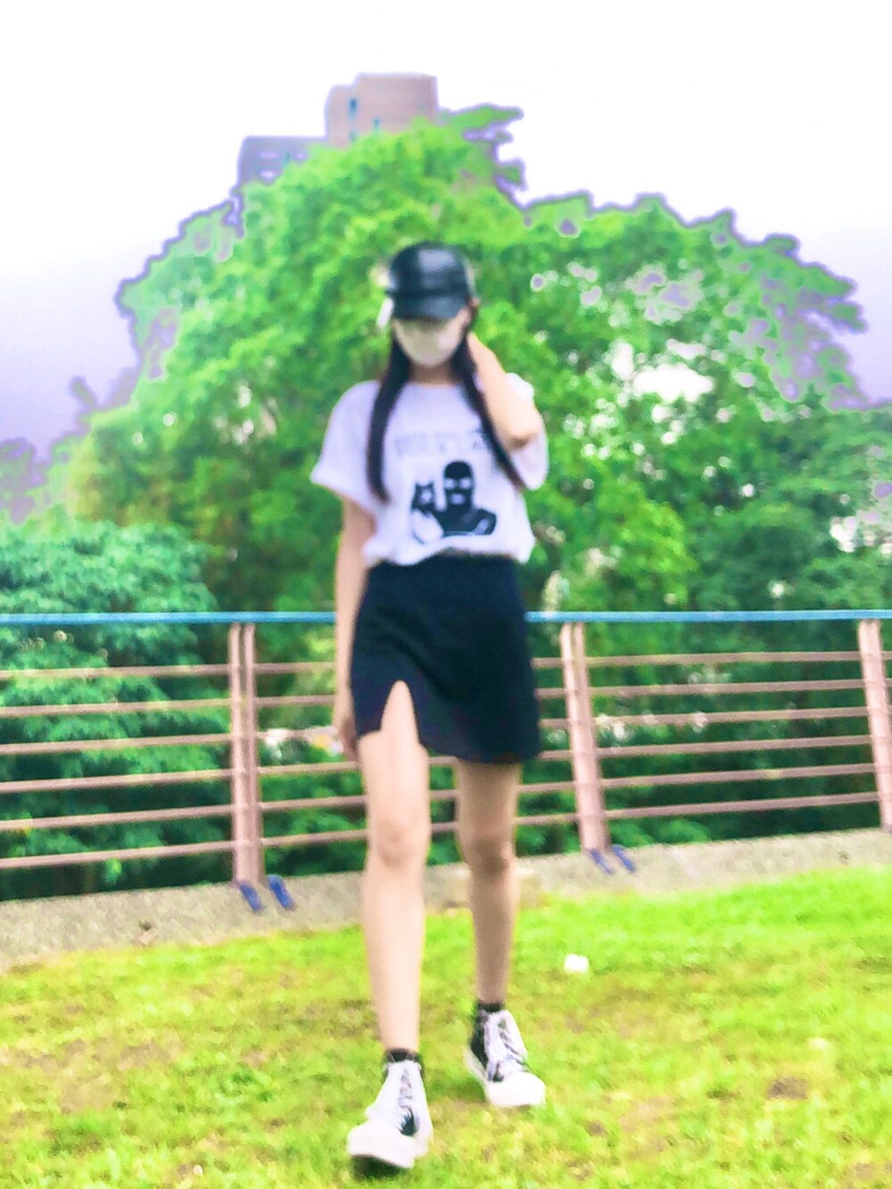 ホワイト系のTシャツ/カットソー、ブラック系のスカート、ブラック系のシューズを着用したレディースの春コーディネートの2枚目の写真