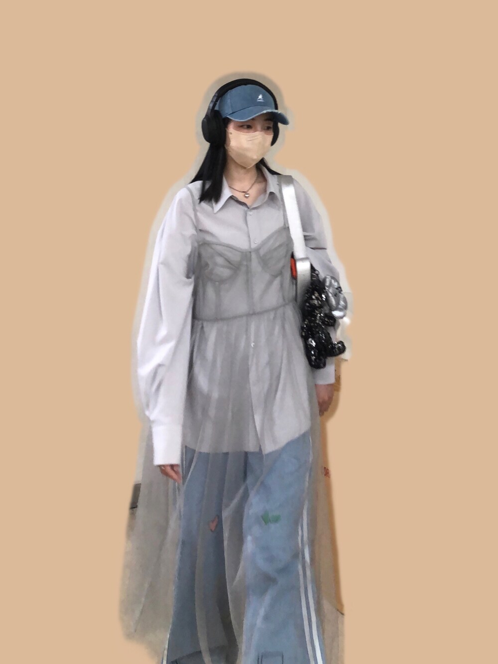 その他のシャツ/ブラウス、グレー系のジャンパースカート、その他のショルダーバッグを着用したレディースの春コーディネートの2枚目の写真