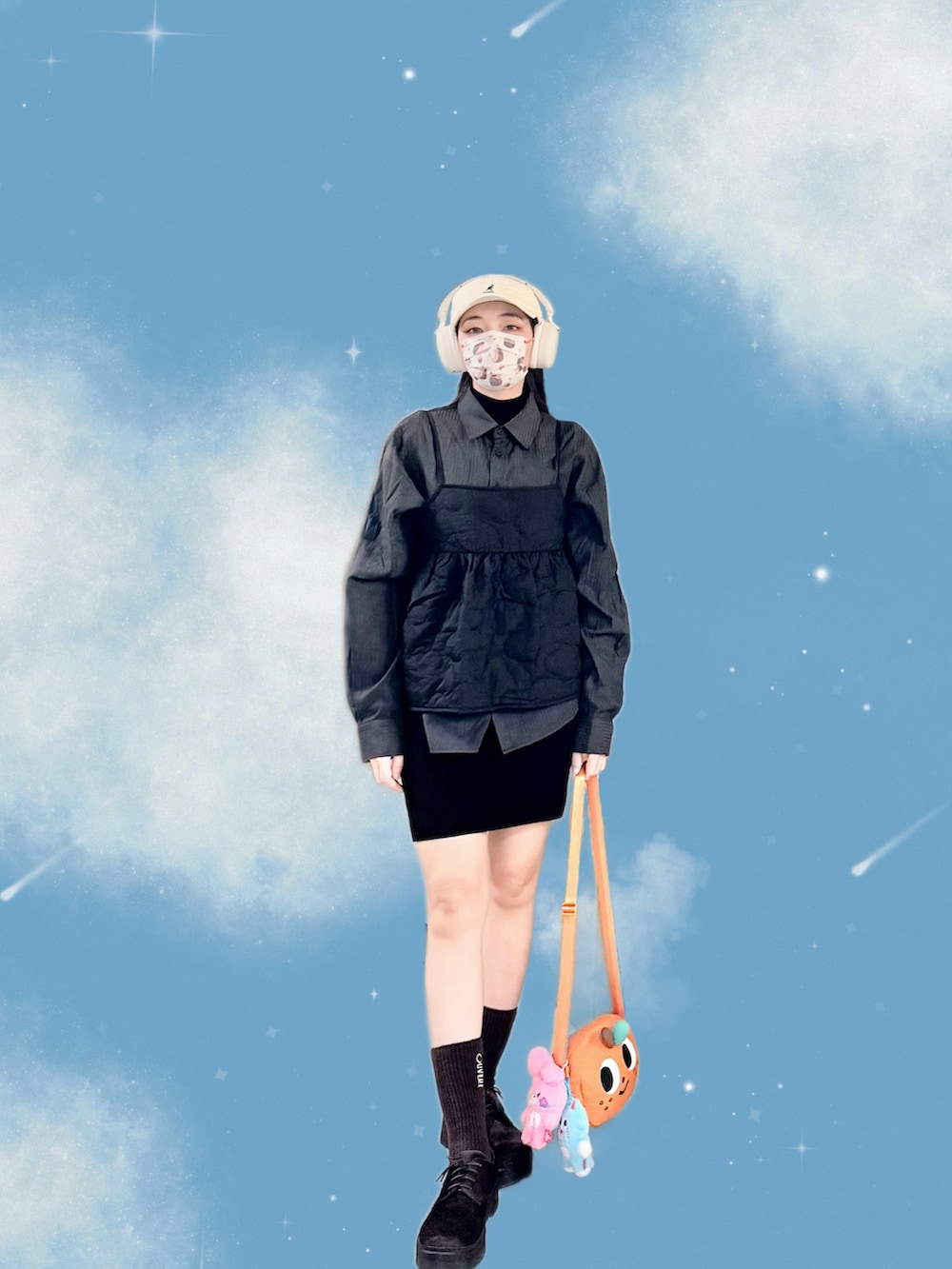 ブラック系のキャミソール、ブラック系のシャツ/ブラウス、ブラック系のノーカラージャケットを着用したレディースの春コーディネートの2枚目の写真