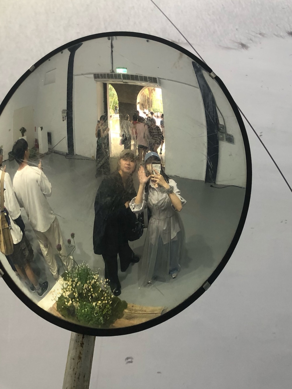 その他のシャツ/ブラウス、グレー系のジャンパースカート、その他のショルダーバッグを着用したレディースの春コーディネートの4枚目の写真