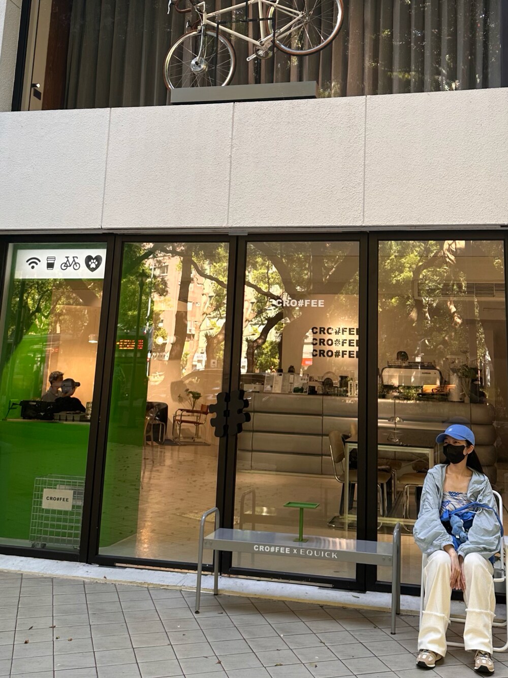 ブルー系のその他アウター、ホワイト系のデニムパンツ、ブルー系のショルダーバッグを着用したレディースの秋コーディネートの3枚目の写真
