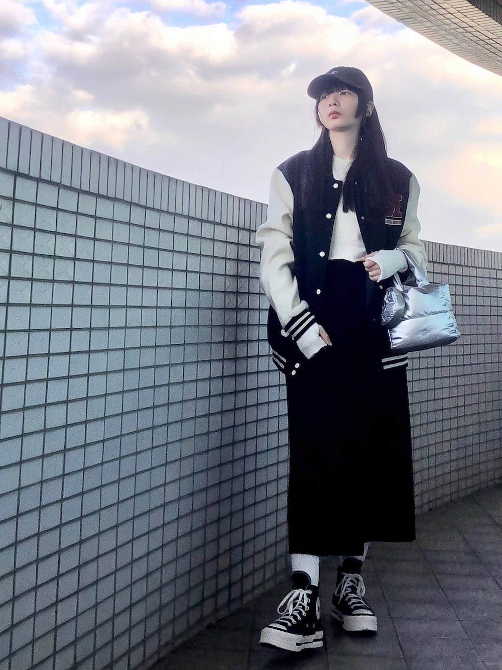 その他のニット/セーター、ブラック系のジャケット/アウター、シルバー系のバッグを着用したレディースの冬コーディネートの3枚目の写真