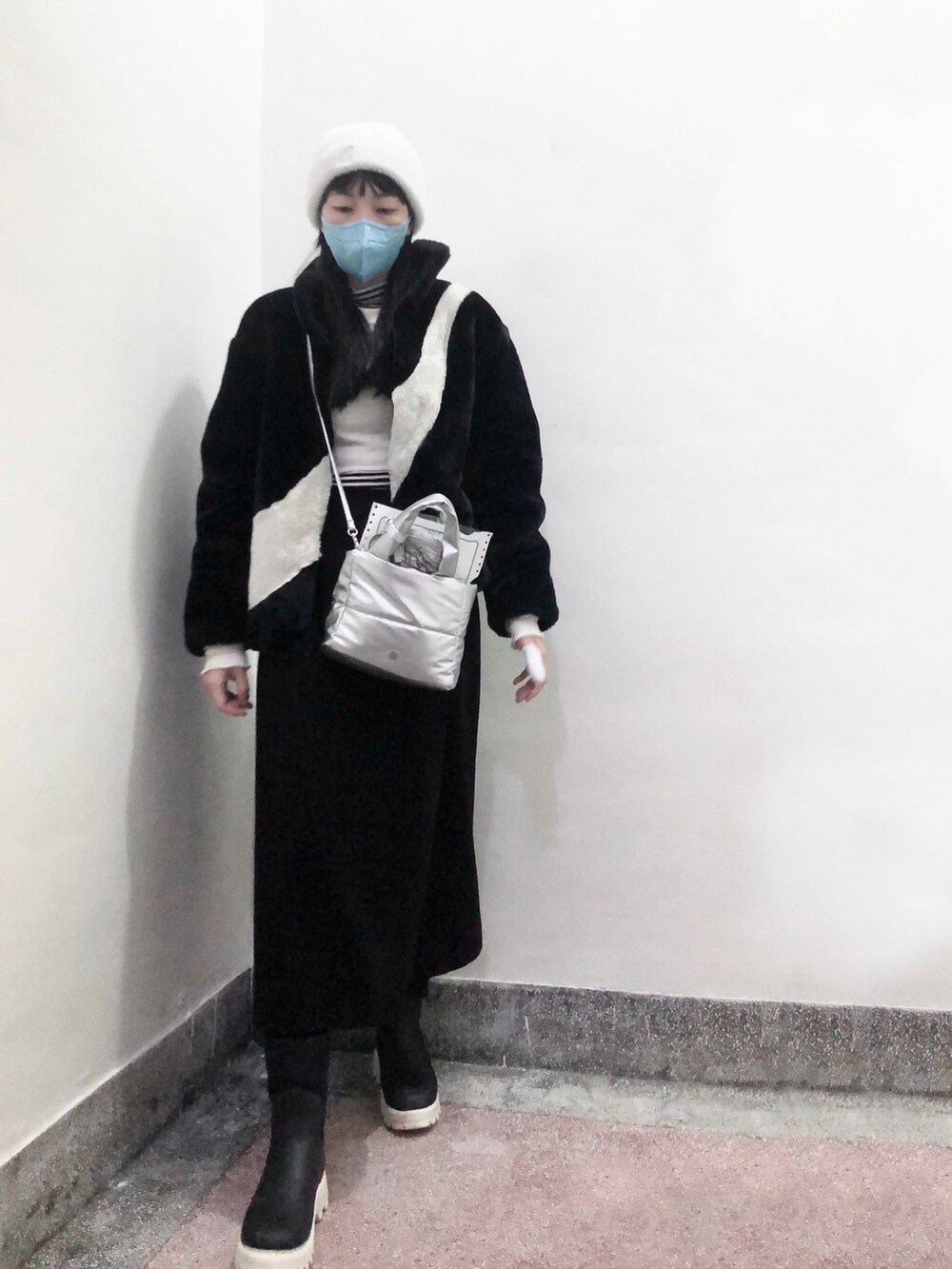 ブラック系のその他アウター、その他のニット/セーター、その他のトップスを着用したレディースの冬コーディネートの2枚目の写真