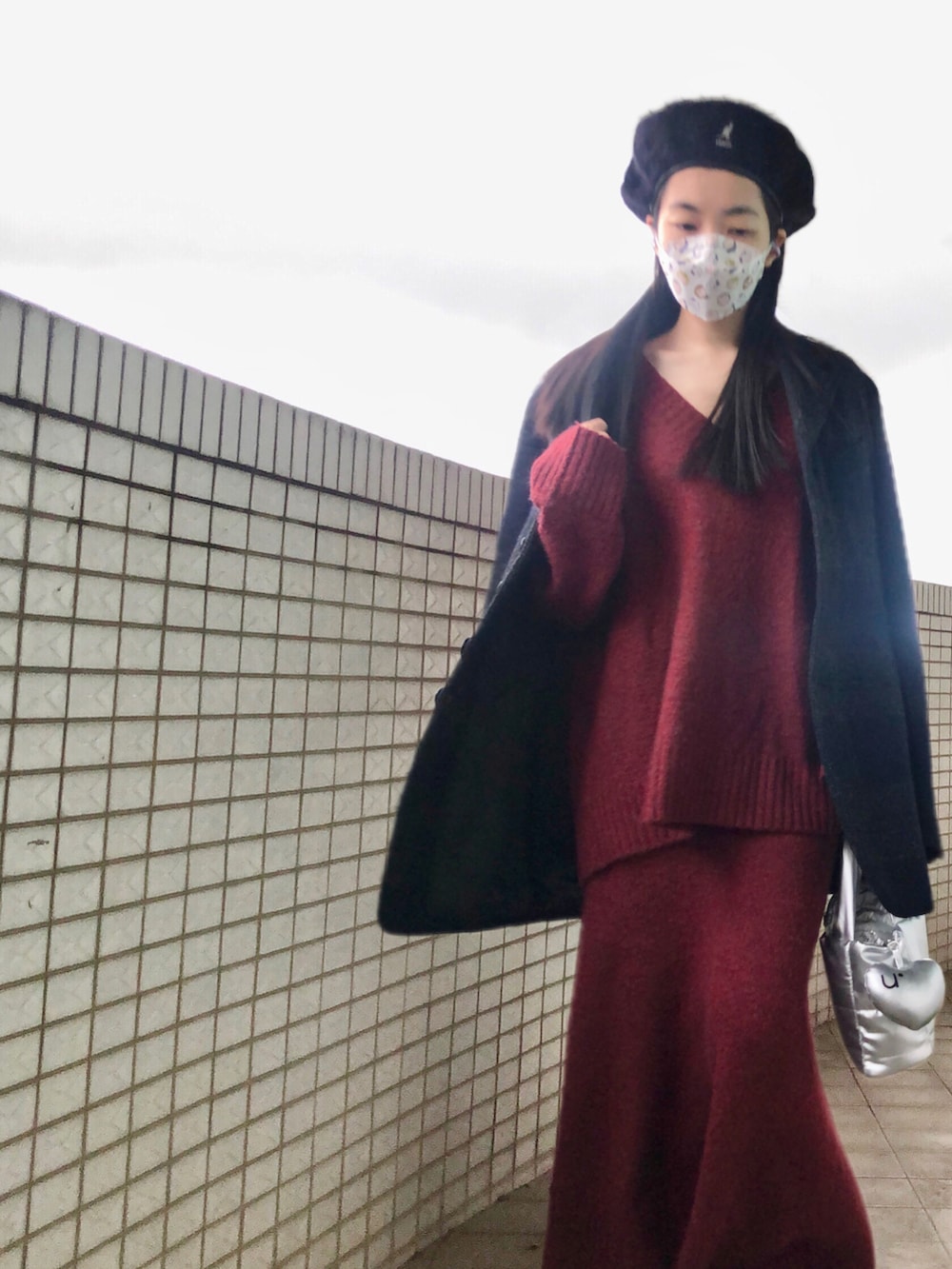 ブラック系のレインシューズ、レッド系のニット/セーター、ブルー系のムートンコートを着用したレディースの春コーディネートの4枚目の写真