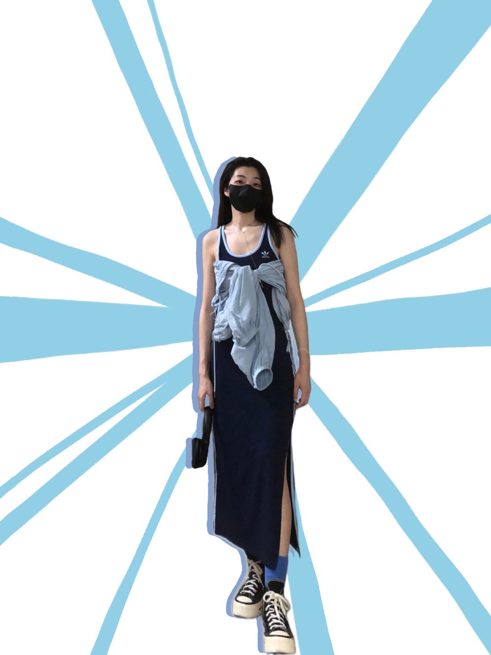 ブルー系のその他アウター、ブルー系のジャンパースカート、ブラウン系のショルダーバッグを着用したレディースの秋コーディネートの3枚目の写真