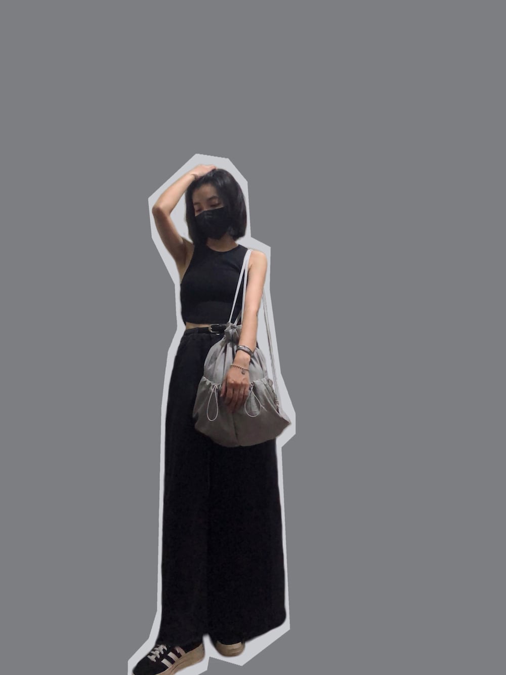 その他のチューブトップ、ブラック系のデニムスカート、その他のショルダーバッグを着用したレディースの秋コーディネートの3枚目の写真