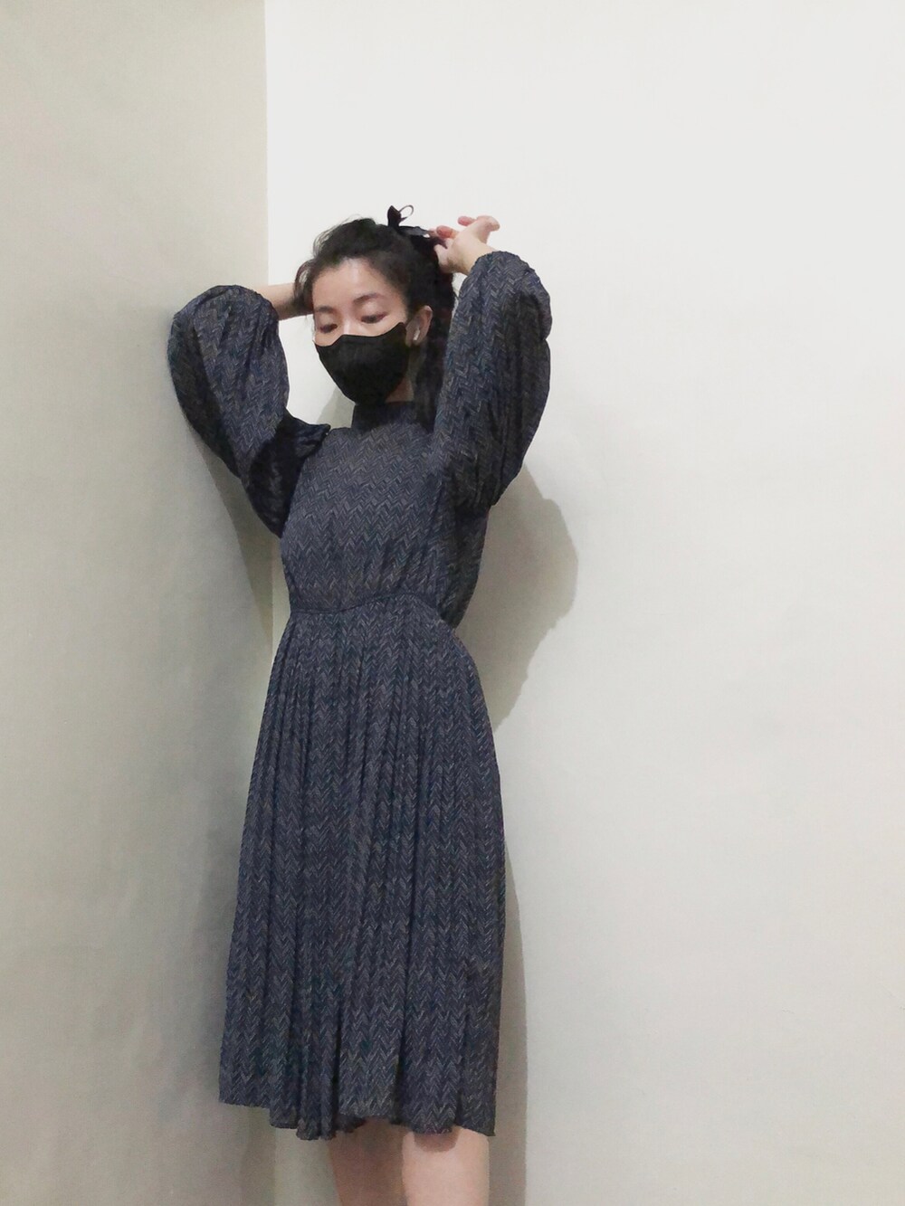 シルバー系のバックパック/リュック、ブラック系のシューズ、イエロー系のスニーカーを着用したレディースの秋コーディネートの3枚目の写真