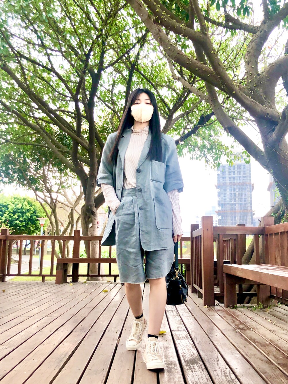 ホワイト系のTシャツ/カットソー、グレー系のスーツセット、ブラック系のバッグを着用したレディースの春コーディネートの2枚目の写真