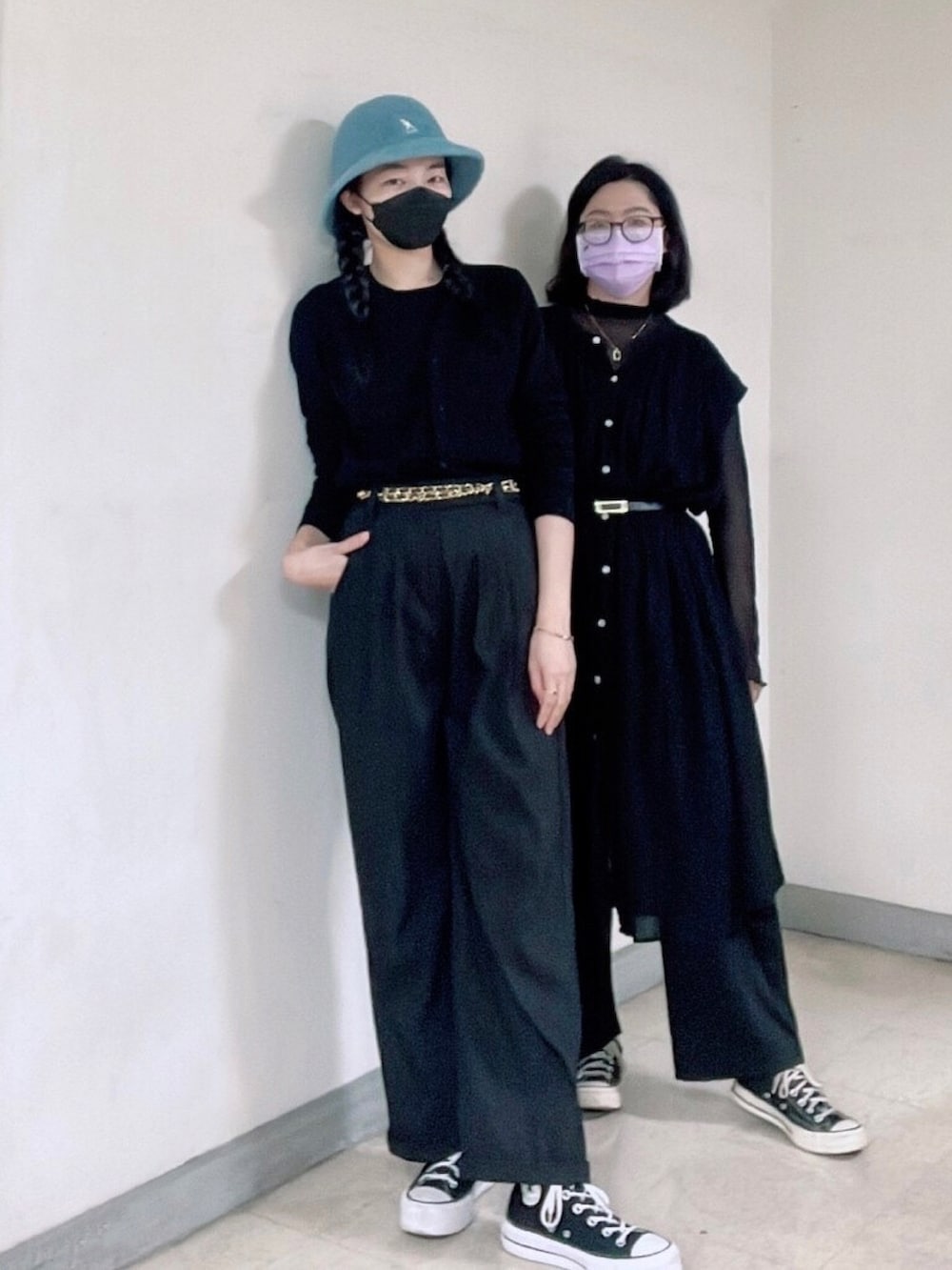 ブラウン系のドラムバッグ、ブラック系のバッグ、ブラック系のスーツパンツを着用したレディースの冬コーディネートの4枚目の写真