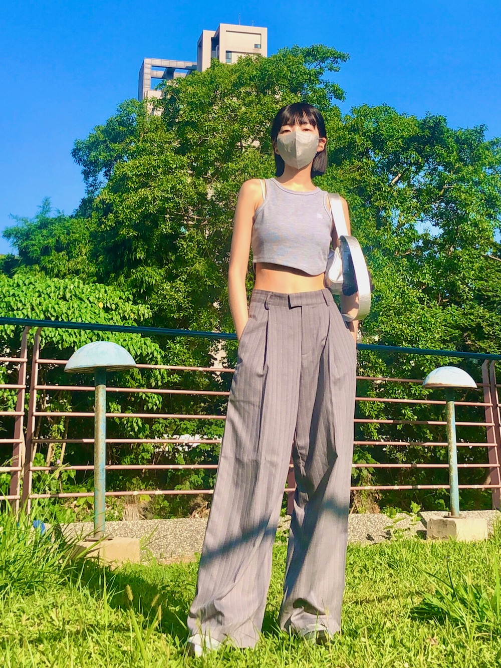 その他のその他トップス、グレー系のスーツパンツ、その他のショルダーバッグを着用したレディースの夏コーディネートの4枚目の写真