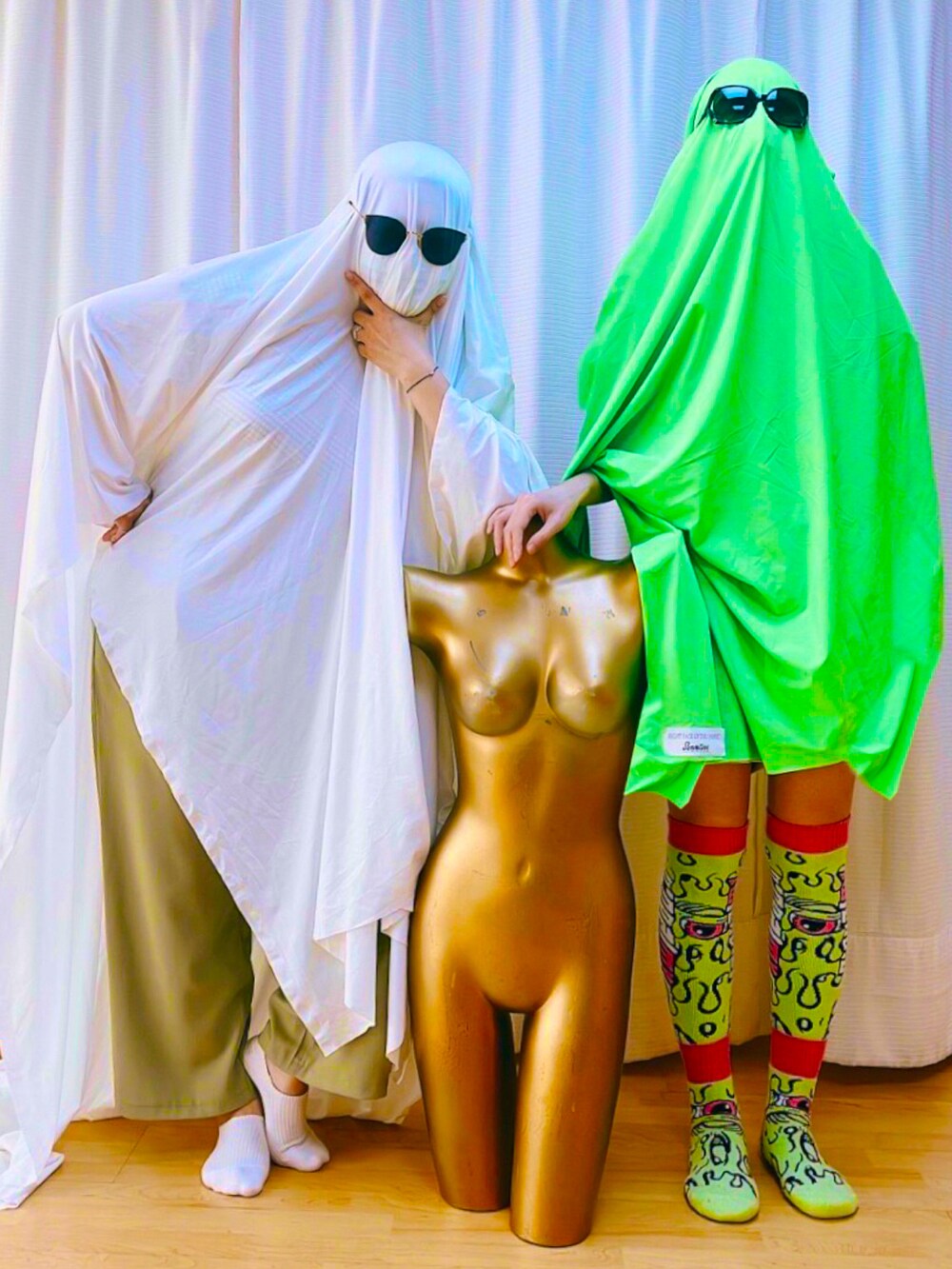 グリーン系のマフラー、グリーン系のタイツ/ストッキング、ブラック系のサングラスを着用したレディースの秋コーディネートの3枚目の写真