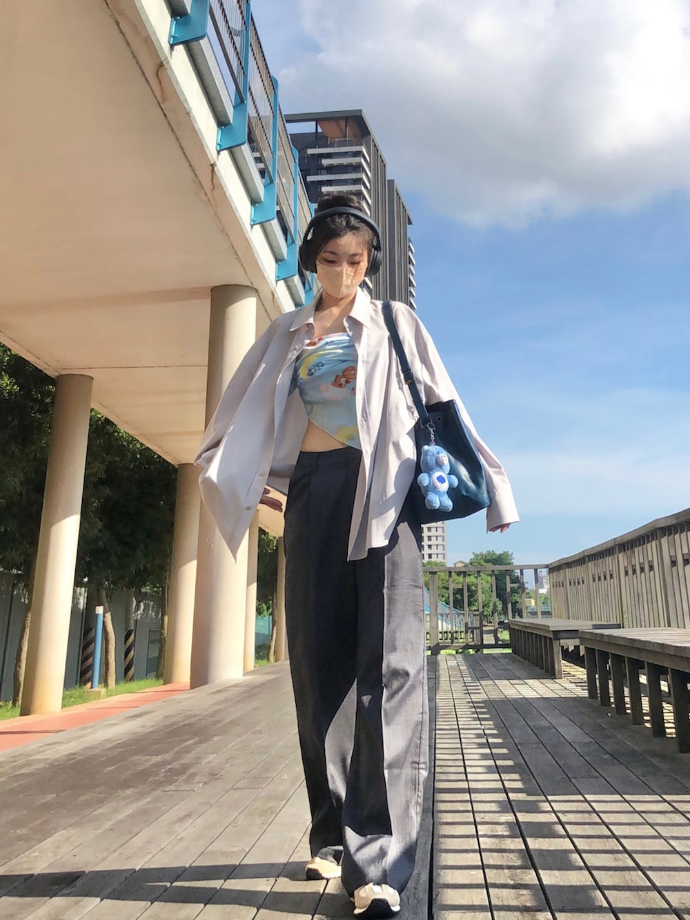 その他のシャツ/ブラウス、グレー系のスーツパンツ、ブルー系のドラムバッグを着用したレディースの夏コーディネートの2枚目の写真