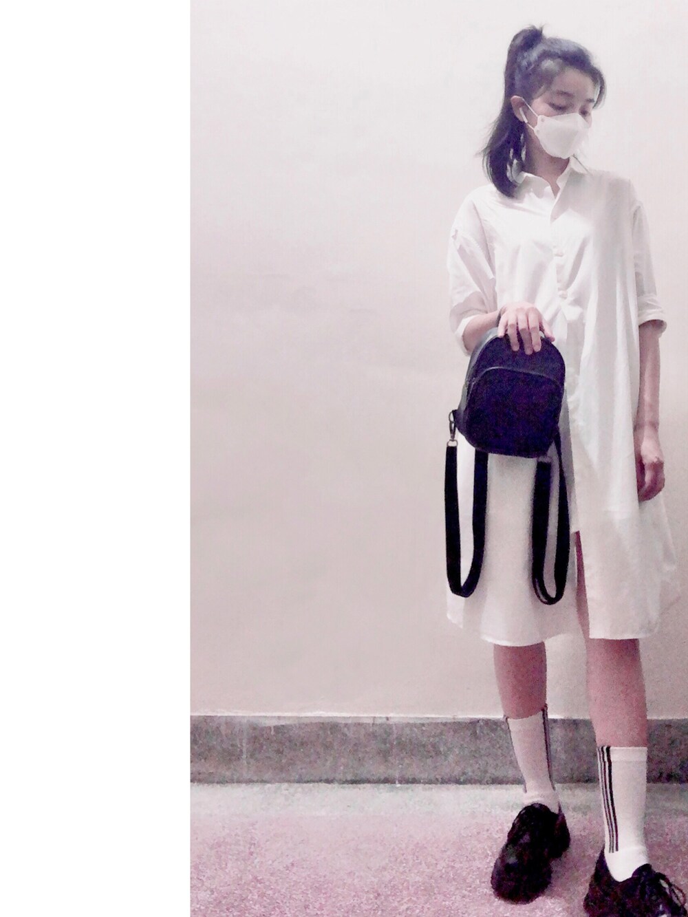 ブラック系のバックパック/リュック、ホワイト系のその他パンツ、ブラック系のシューズを着用したレディースの夏コーディネートの3枚目の写真
