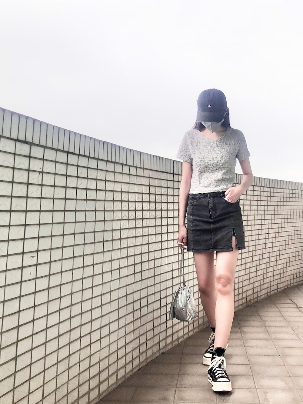 グレー系のTシャツ/カットソー、シルバー系のバッグ、ブラック系のシューズを着用したレディースの春コーディネートの2枚目の写真