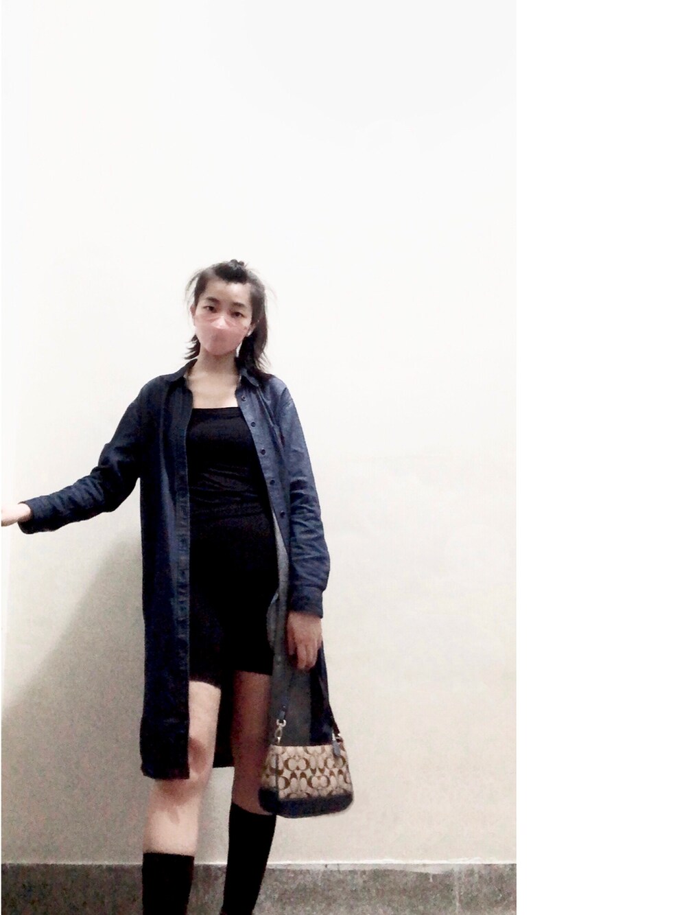 ブルー系のワンピース、その他のバッグ、ブラック系のシューズを着用したレディースの春コーディネートの3枚目の写真