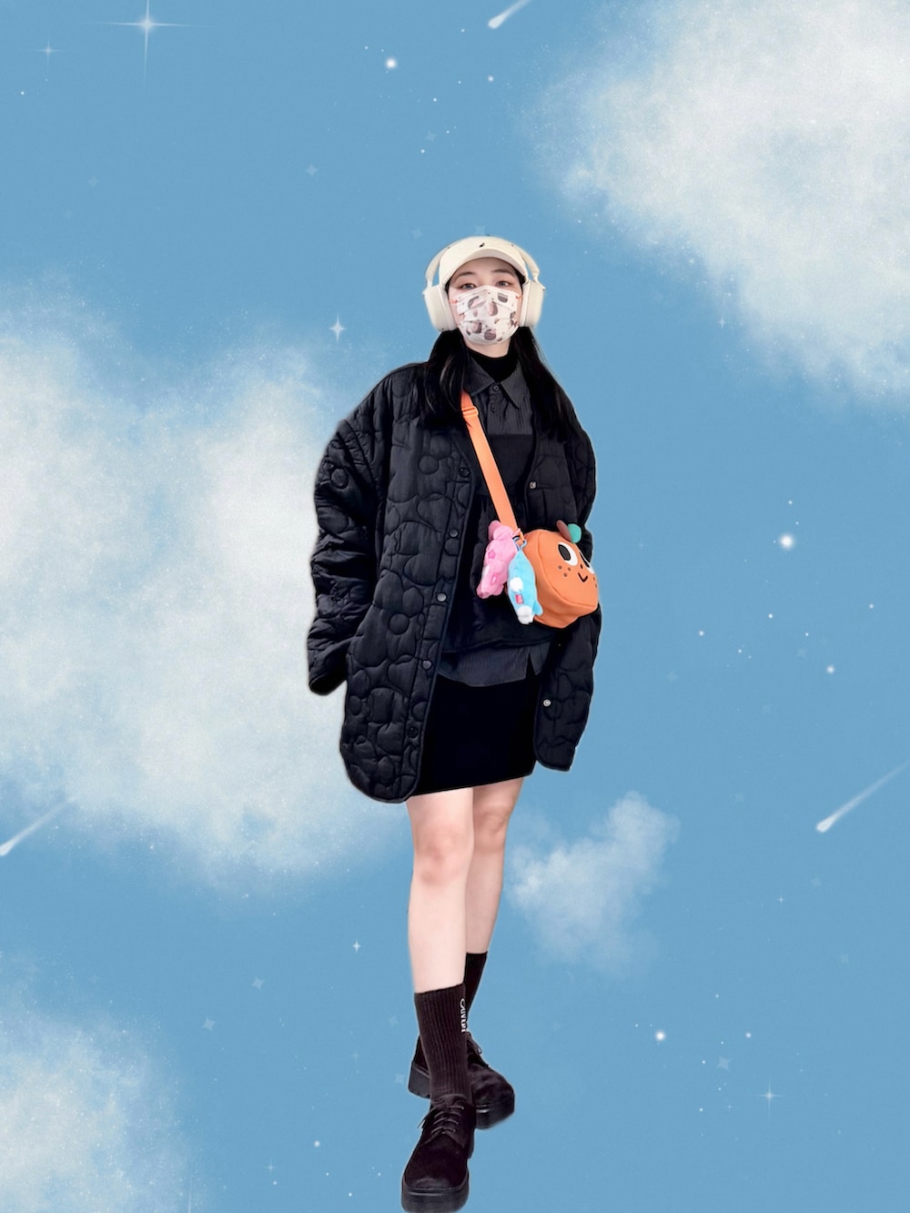 ブラック系のキャミソール、ブラック系のシャツ/ブラウス、ブラック系のノーカラージャケットを着用したレディースの春コーディネートの3枚目の写真