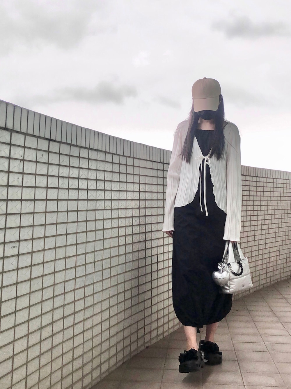 ブラック系のサンダル、その他のノーカラージャケット、ブラック系のジャンパースカートを着用したレディースの春コーディネートの3枚目の写真