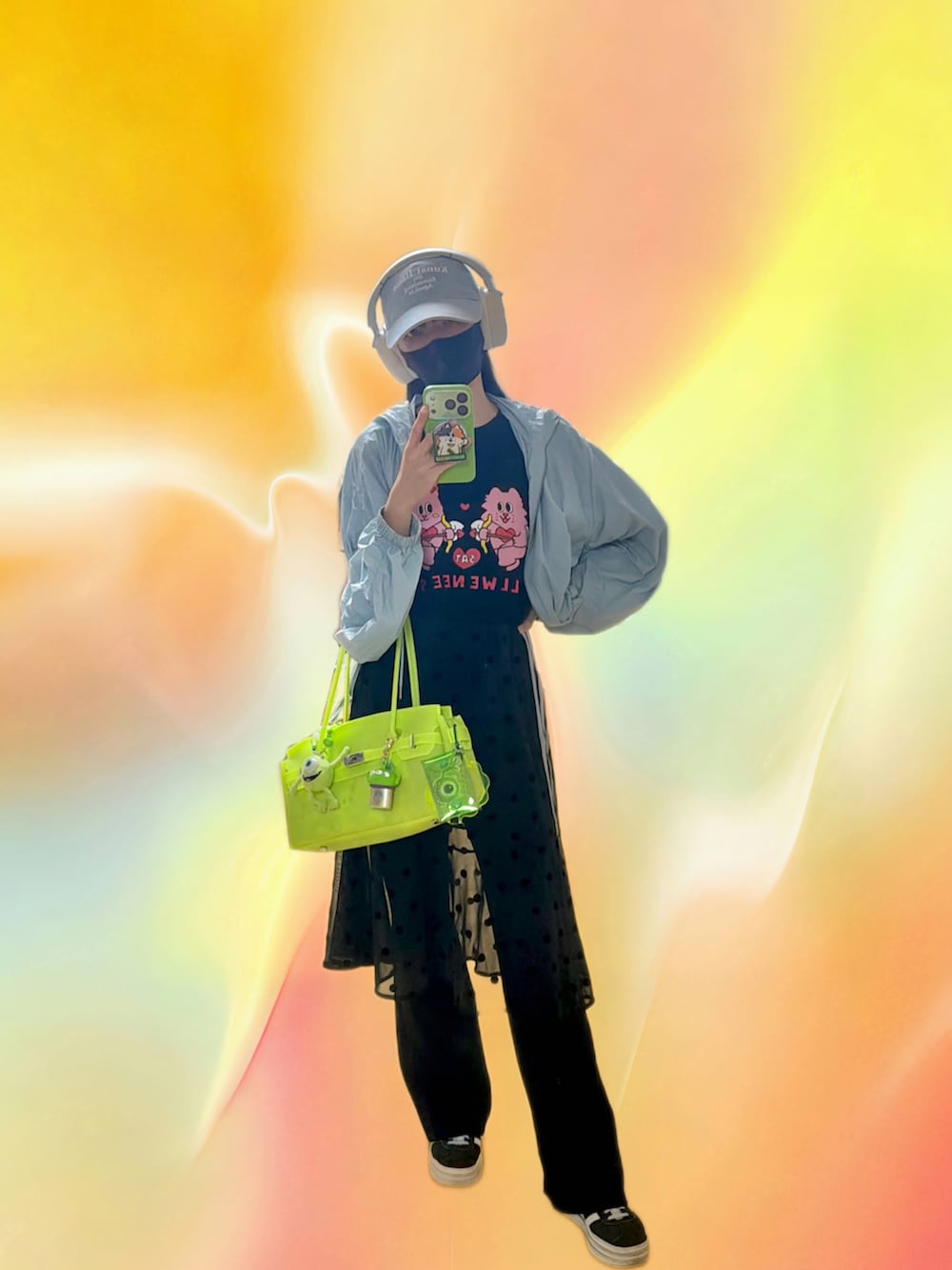ブラック系のスカート、ブラック系のスニーカー、ブラック系のTシャツ/カットソーを着用したレディースの夏コーディネートの4枚目の写真
