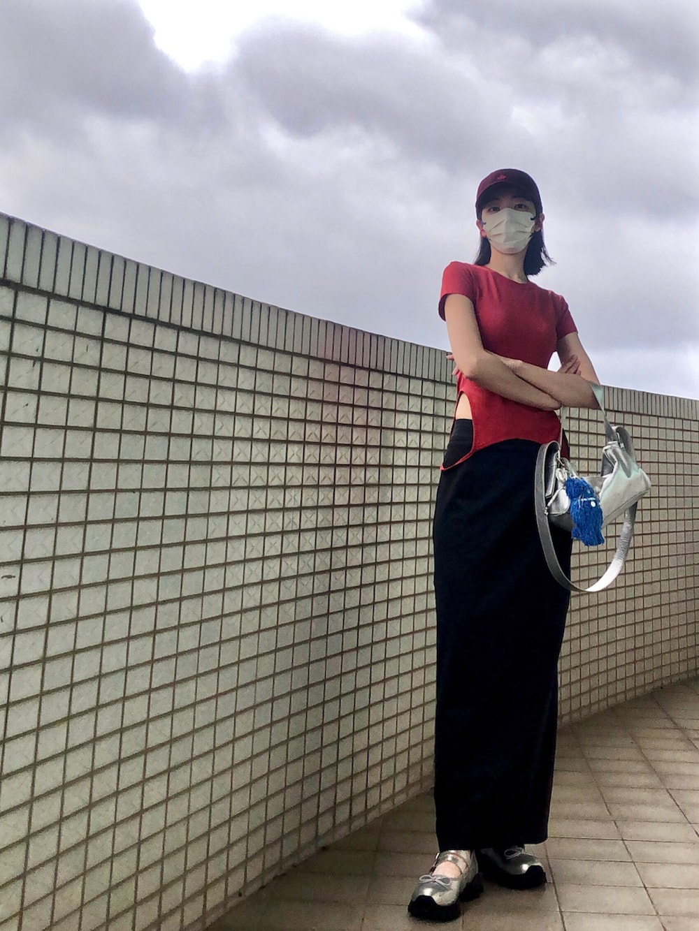 レッド系のTシャツ/カットソー、グレー系のスカート、その他のショルダーバッグを着用したレディースの秋コーディネートの4枚目の写真