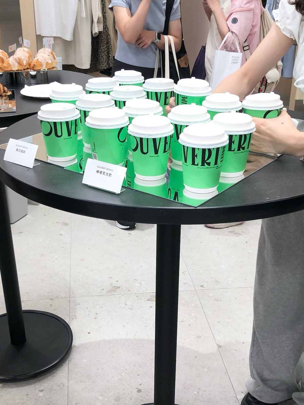 ホワイト系のTシャツ/カットソー、ホワイト系のデニムスカート、その他のショルダーバッグを着用したレディースの夏コーディネートの4枚目の写真