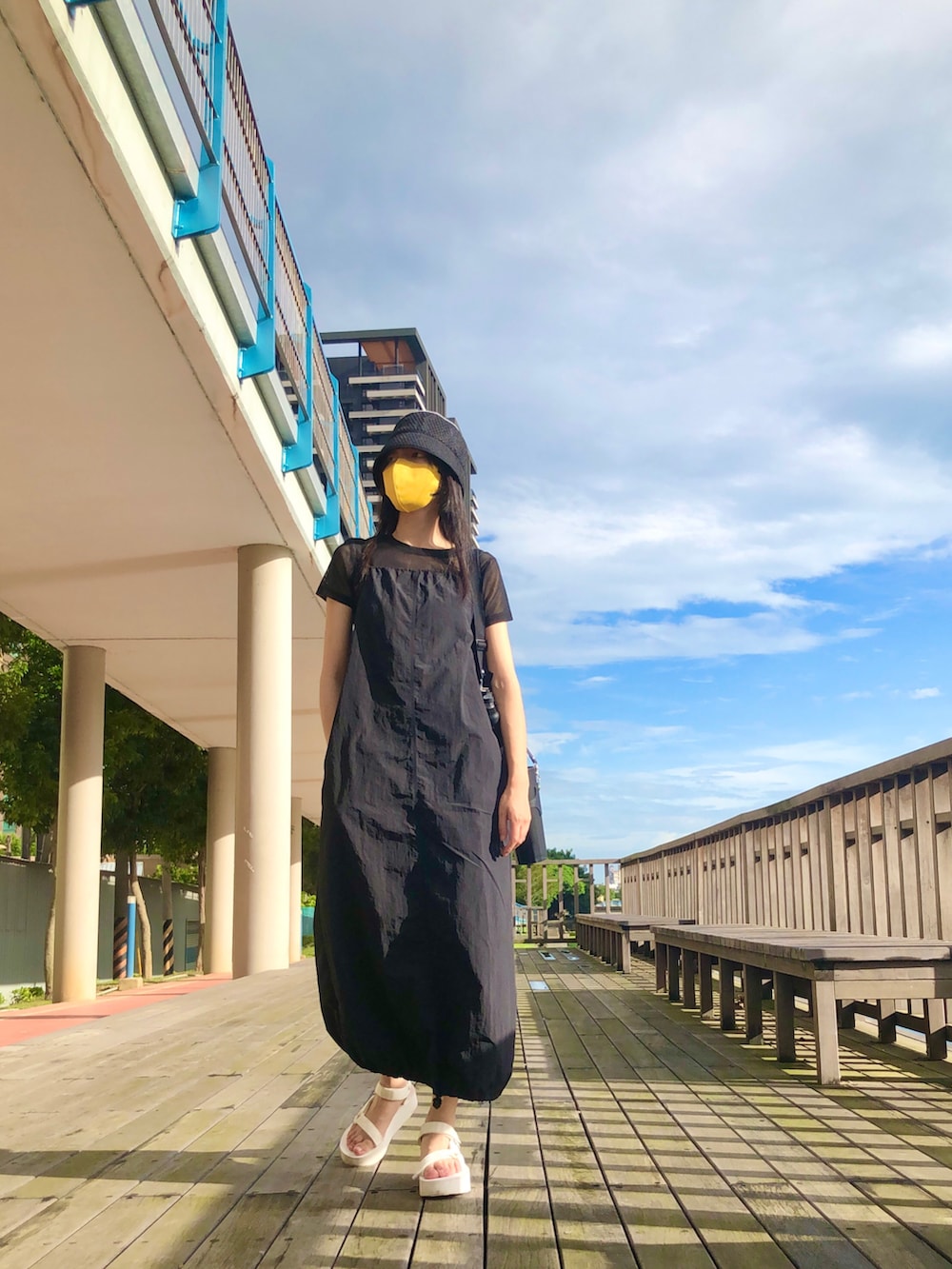 ブラック系のTシャツ/カットソー、ブラック系のチューブトップ、ブラック系のジャンパースカートを着用したレディースの秋コーディネートの3枚目の写真