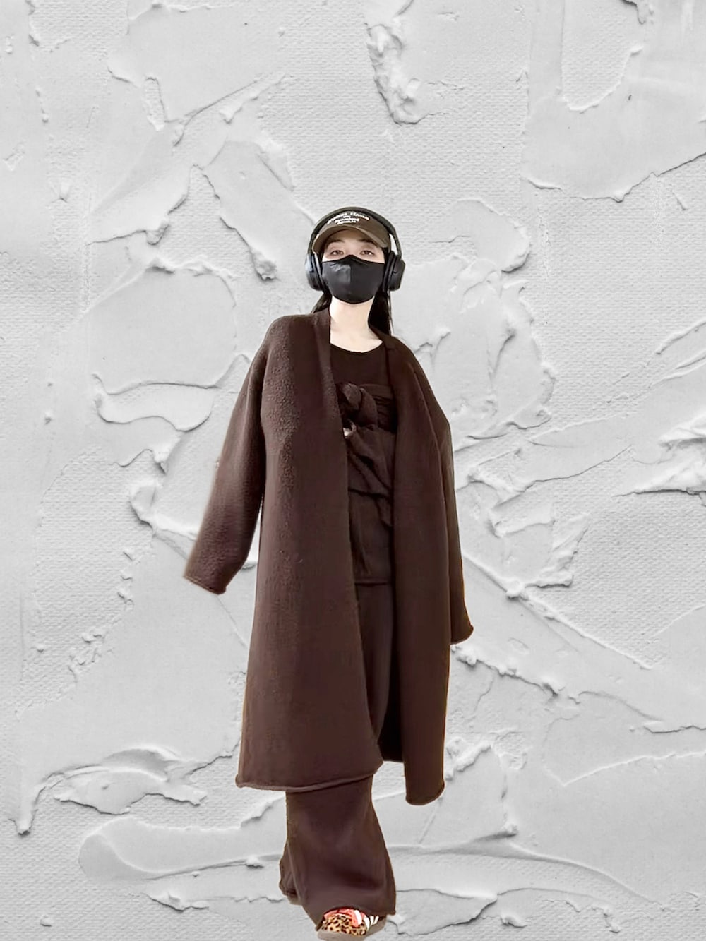 ブラウン系のニット/セーター、ブラウン系のピーコート、ブラウン系のその他パンツを着用したレディースの冬コーディネートの2枚目の写真