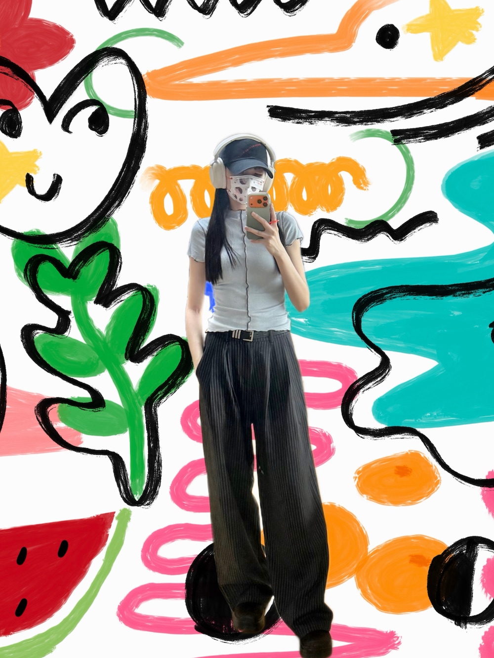 ブルー系のTシャツ/カットソー、ブラック系のスーツパンツ、ブラウン系のローファーを着用したレディースの秋コーディネートの3枚目の写真