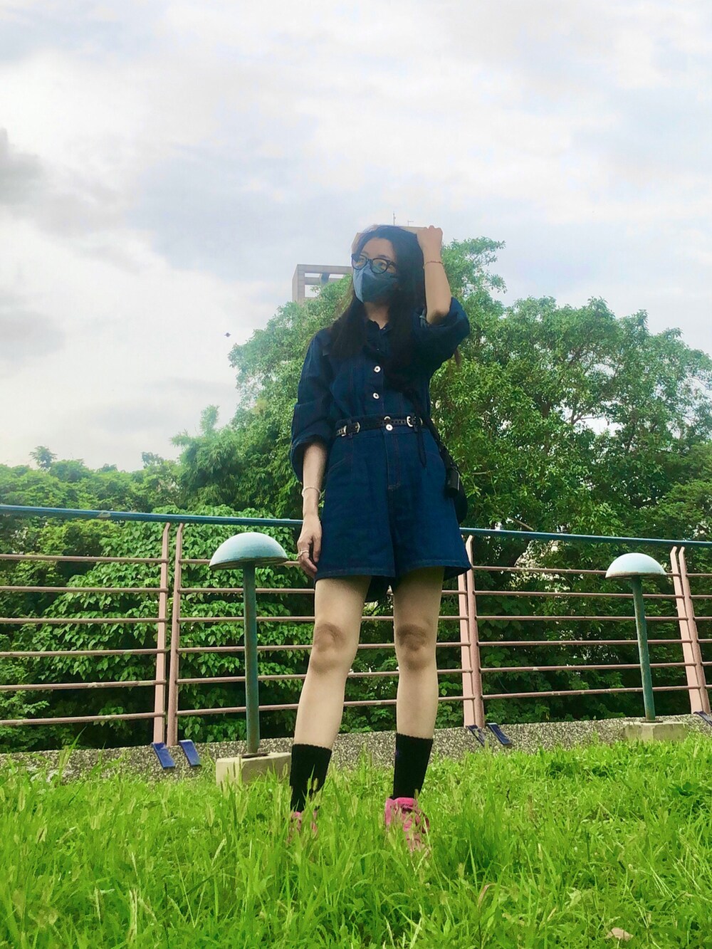 ブルー系のデニムジャケット、ブラック系のバッグ、その他のレインシューズを着用したレディースの夏コーディネートの4枚目の写真