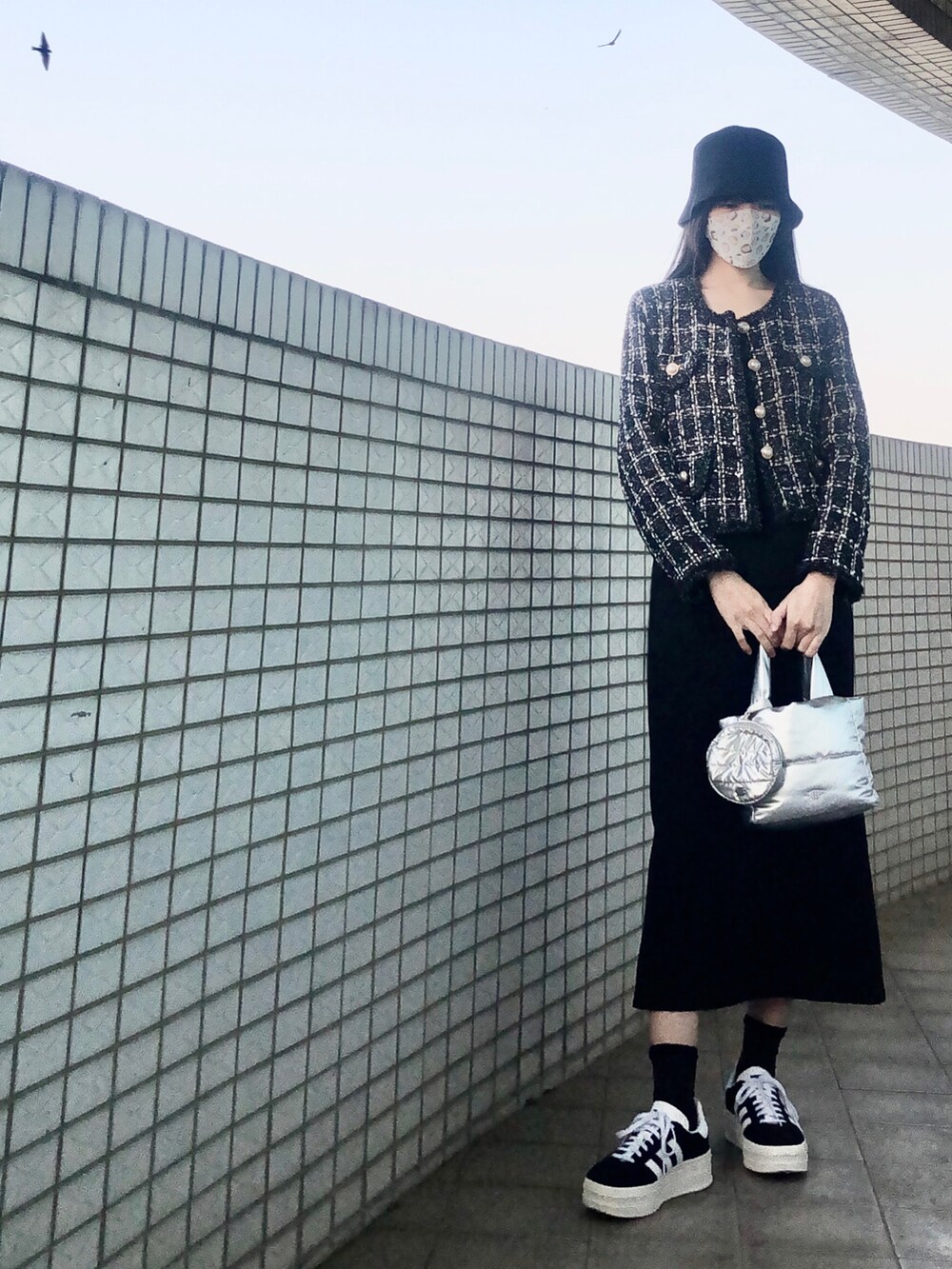 ブラック系のその他アウター、ブラック系のスーツジャケット、ブラック系のジャンパースカートを着用したレディースの冬コーディネートの2枚目の写真
