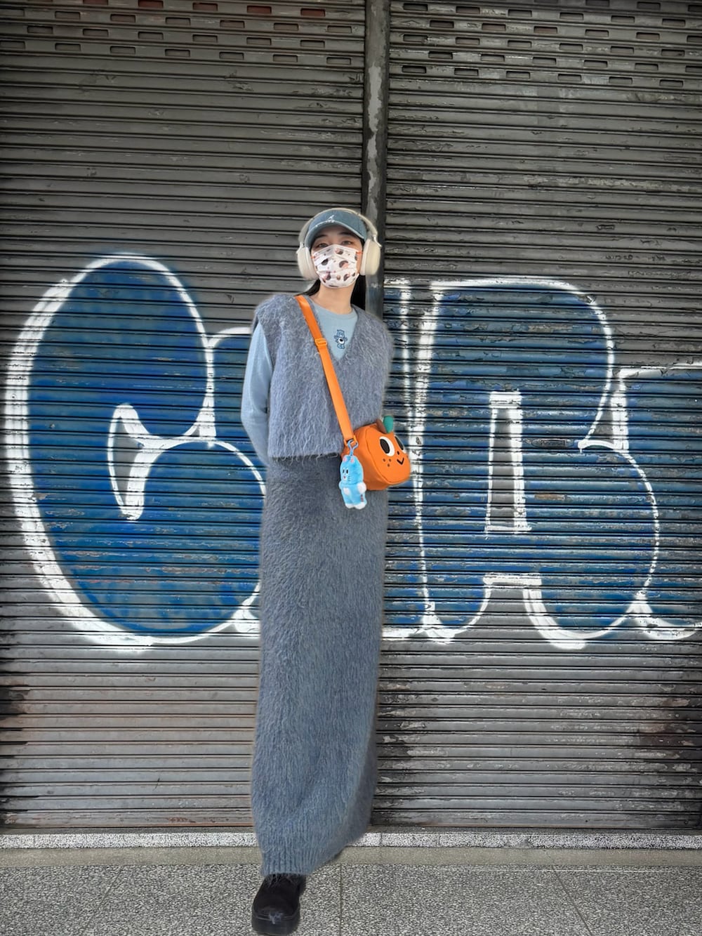 ブルー系のニット/セーター、ブルー系のニット/セーター、ブルー系のノーカラージャケットを着用したレディースの春コーディネートの2枚目の写真