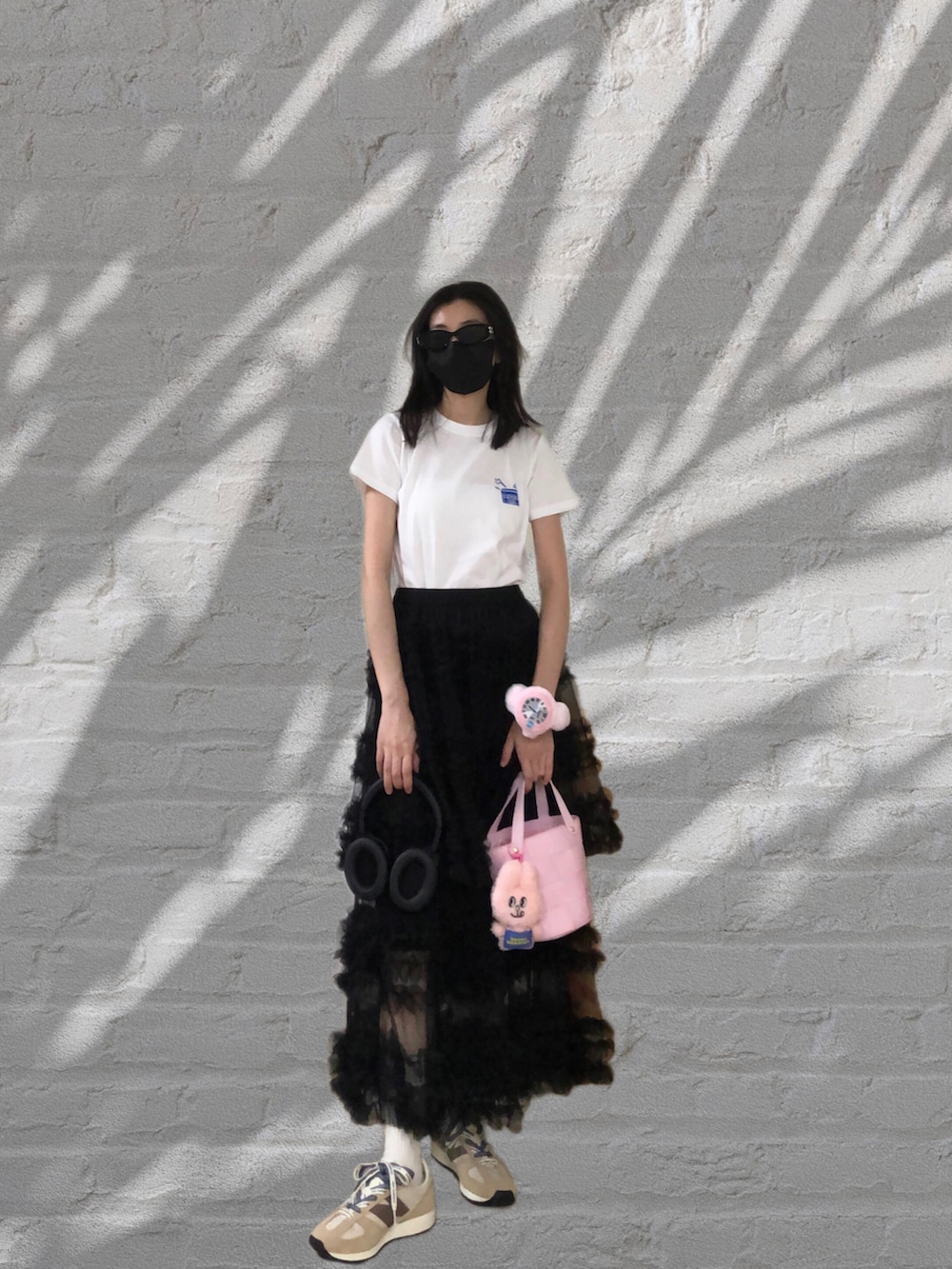 ホワイト系のTシャツ/カットソー、その他のスカート、ピンク系のバッグを着用したレディースの夏コーディネートの3枚目の写真